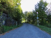 03 Strada privata (1038 m) parcheggiata auto in uno salrgo parto da qui